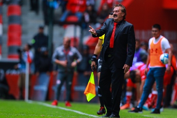 La Volpe le recrimina a sus jugadores durante un partido del Toluca en 2019.