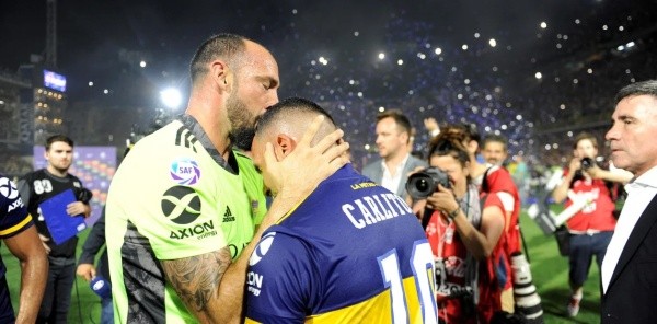 Díaz besa a Tevez tras la consagración de la Superliga Argentina en marzo.