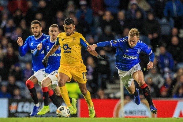 No lo pueden parar: Corona es perseguido por los jugadores del Rangers.