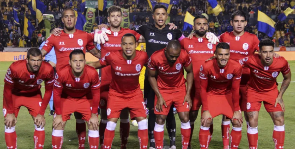 Millán posa junto a sus compañeros en Toluca.