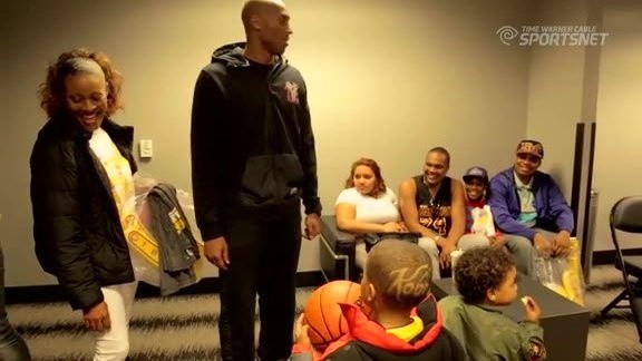 Bryant participando en la Fundación Make A Wish (Foto: Captura)