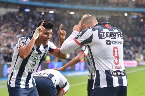 Gallardo y Janssen festejan como dos toros.