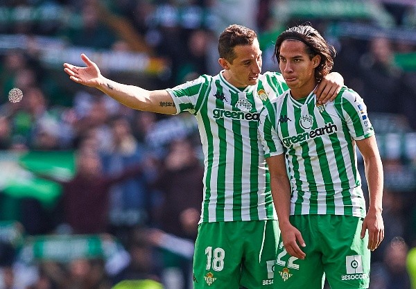 Guardado aconseja y Lainez escucha.