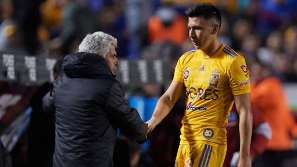 Juan Pablo Martínez saluda a Ricardo Ferretti, quien lo hizo debutar en Tigres.