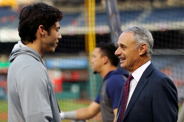 Christian Yelich junto a Rob Manfred