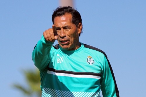 Galindo en su etapa de auxiliar técnico de Santos en 2017 (JAM MEDIA)
