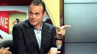 Faitelson y el escudo del América de fondo.