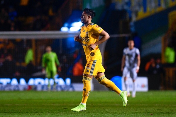 Carlos Salcedo con la playera de Tigres UANL (JAM Media)