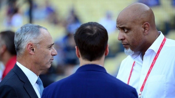 Tony Clark y Rob Manfred encabezan negociaciones (Getty)