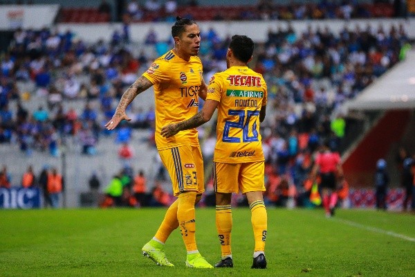 Carlos Salcedo y Javier Aquino en el Azteca (Getty Images)