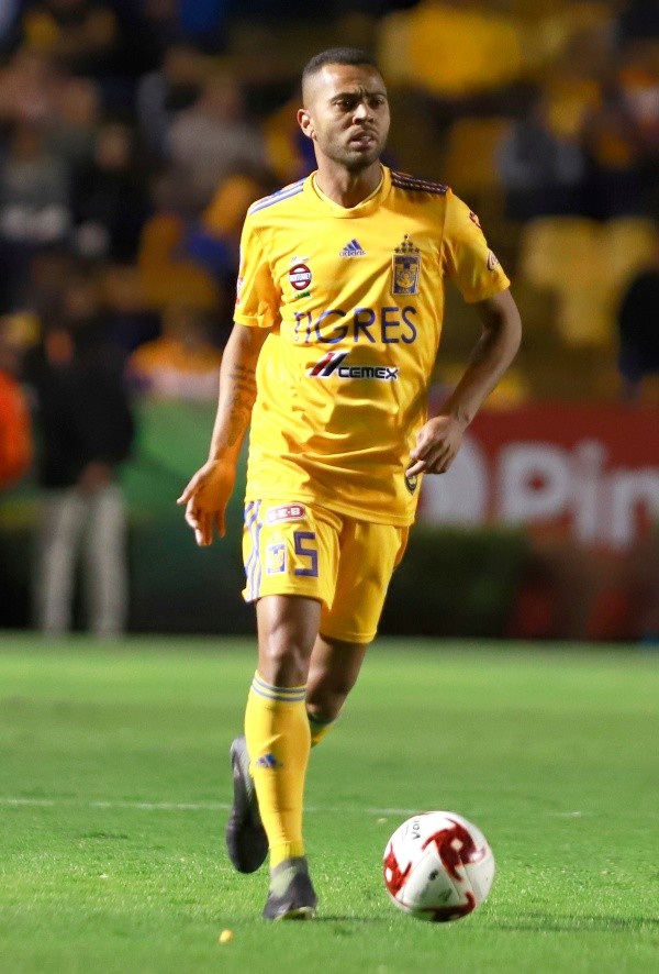 Rafael Carioca con la playera de Tigres (JAM Media)