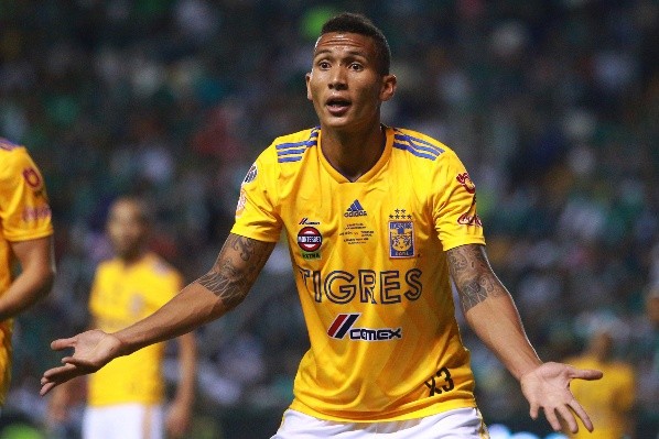 Francisco Meza defendiendo la playera universitaria (Getty Images)