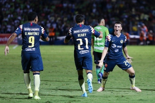 Federico Viñas junto a Roger Martínez y Henry Martín (GETTY)