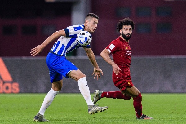 Montes marcando a Salah (Getty Images)
