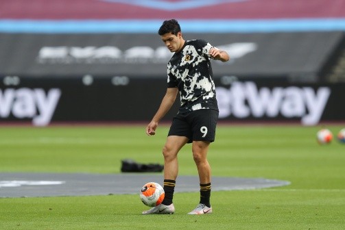 El calentamiento de Raúl Jiménez para enfrentar a West Ham (GETTY)