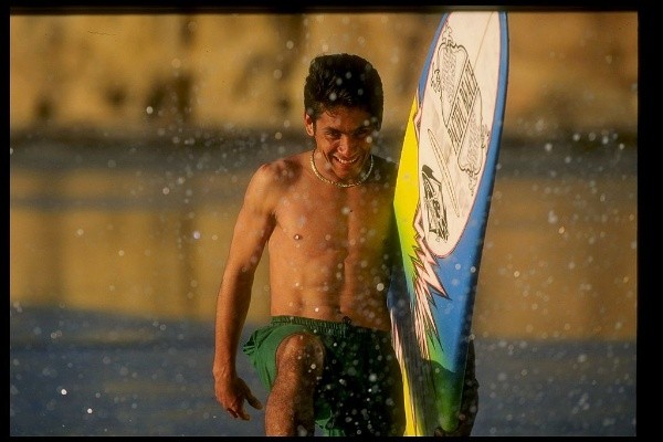 Jorge Campos surfeando en Acapulco. (Getty Images)