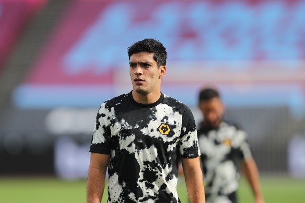 Raúl Jiménez antes de iniciar el partido vs West Ham (Getty Images)
