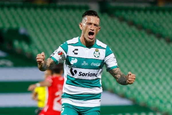 Una sana costumbre: Lozano grita un gol con Santos (Getty Images).