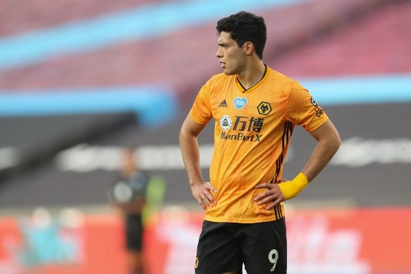 Raúl Jiménez analiza la jugada (Getty Images)