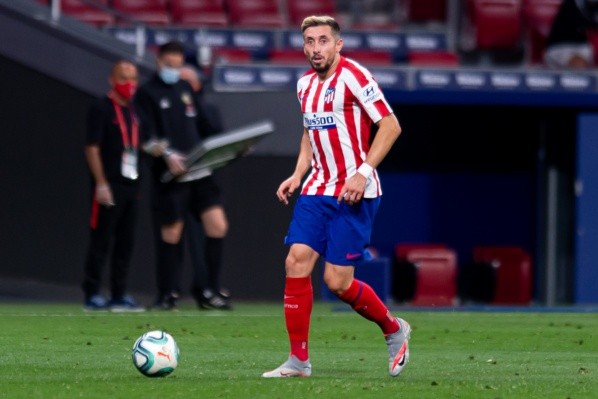 Héctor Herrera lleva la pelota (Getty Images)