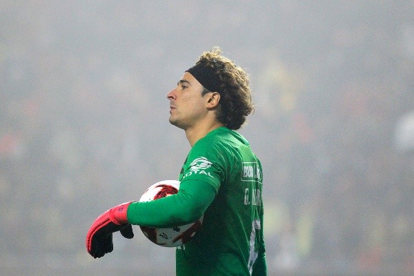 Memo, defendiendo el balón con la Azulcrema (Getty Images)