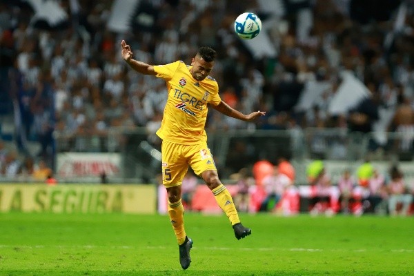 Rafel Carioca salta a buscar el balón (Jam Media)