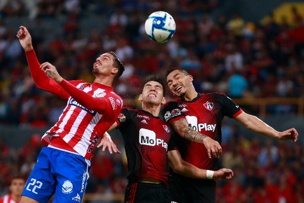 Angulo, en dos: el defensa va en busca del balón, en el duelo ante Atlético San Luis (Getty Images).