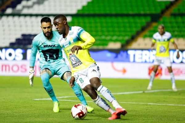 ¿Se va a Pumas? Campbell, con la playere de León enfrentando a la UNAM (Getty Images).