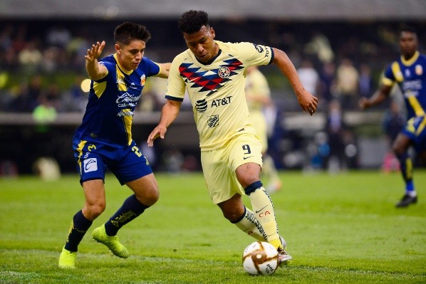 Roger Martínez traslada el balón (Jam Media)