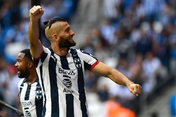Nico Sánchez festeja su gol con la afición de Rayados (Getty Images).