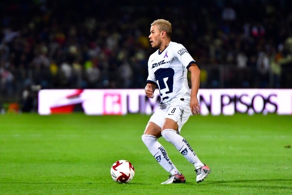 Pablo Barrera traslada el balón (Jam Media)