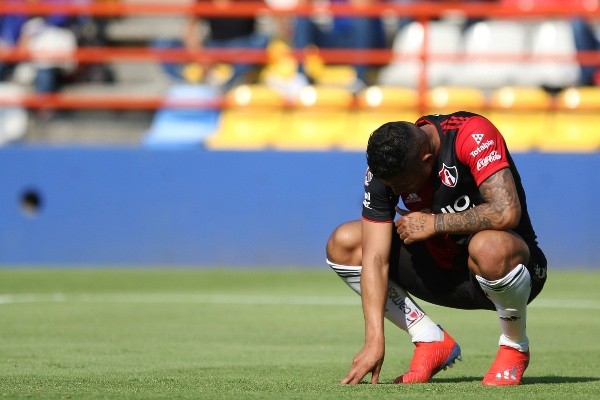 El peruano defendiendo la playera de Atlas (Getty Images)