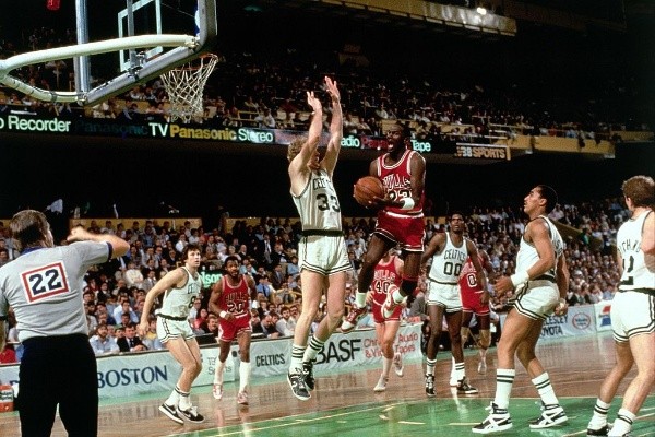 Larry Bird marcando a Michael Jordan