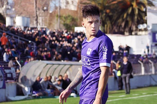 López posa con la playera de Defensor Sporting (Foto: Defensor SP)