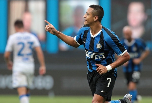 Alexis casi marca un gol olímpico ante Brescia (Foto: Getty)