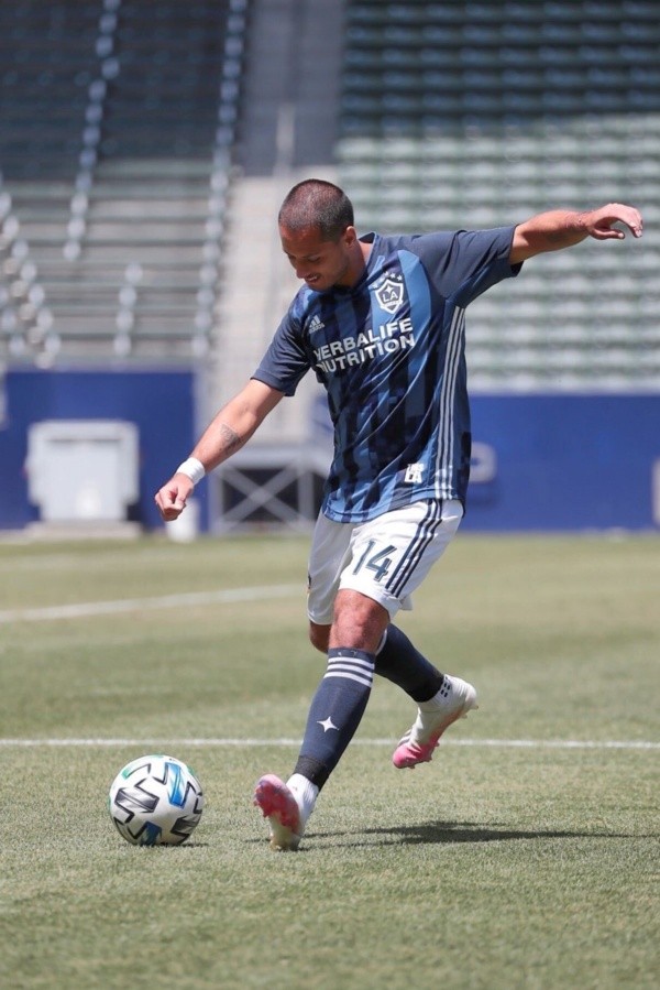 Chicharito se retiró con un golpe en la práctica. (LA Galaxy)