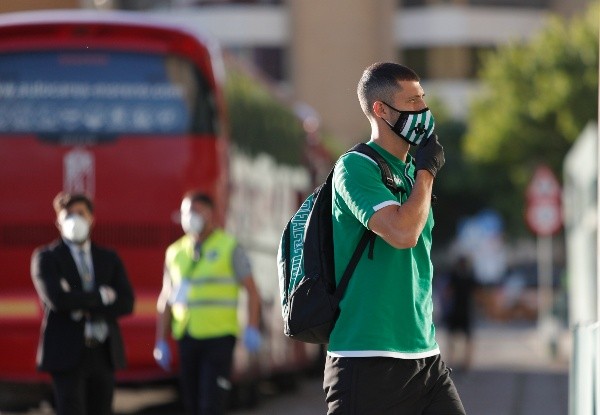 Guido Rodríguez llega al estadio con cubrebocas (Getty Images)