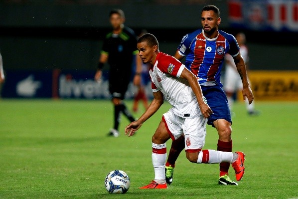 Gilberto em campo contra o Imperatriz na Copa do Nordeste em Pituaçu.
    (Foto: Felipe Oliveira / EC Bahia)