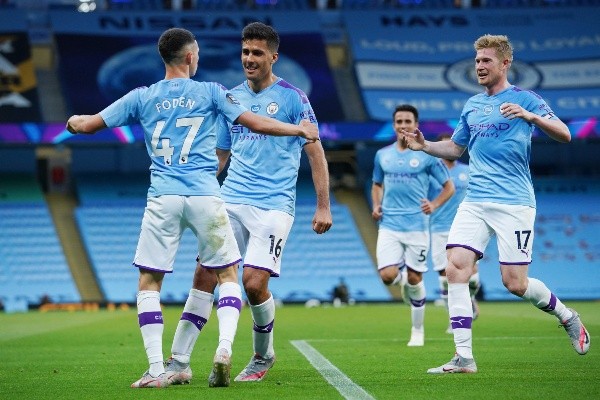Los jugadores del Manchester City celebran uno de los goles del dueño de casa (Foto: Getty)
