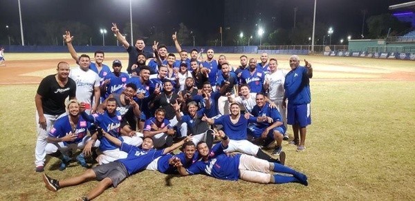 Loriam junto al equipo Vaqueros, de Montería