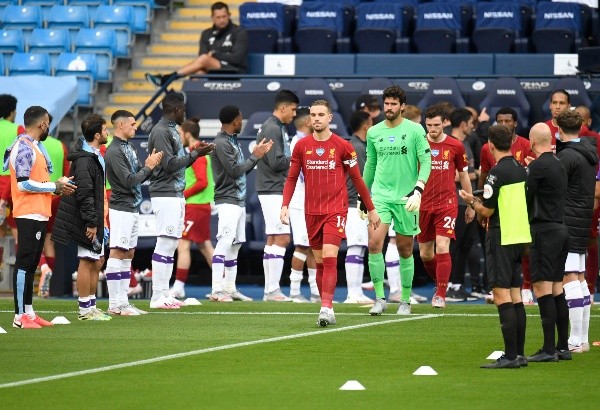 Los jugadores del Manchester City recibieron con un pasillo de honor a sus pares del Liverpool (Foto: Getty)