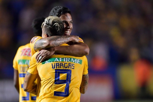 Abrazo entre Salcedo y Vargas (Getty Images)