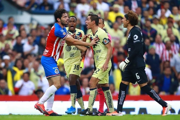 Briseño es cuestionado por jugadores de América tras haber lesionado a Dos Santos (Getty Images).