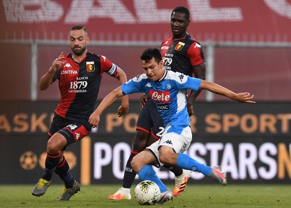 Lozano define de zurda para marcar un lindo gol ante Genoa (Getty Images)