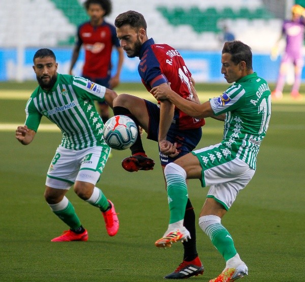 Guardado lucha por el balón en la victoria del Betis (Getty Images).