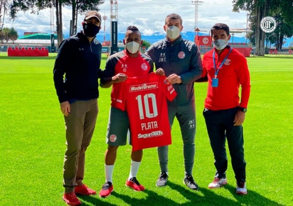 Plata recibiendo la #10 (Twitter @TolucaFC)