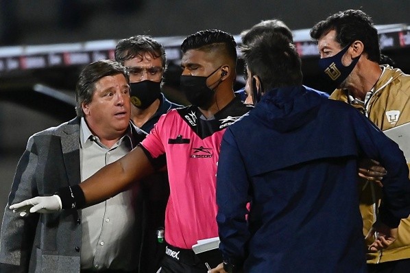 Herrera protagonizó una de las jugadas de riesgo del clásico. (Twitter)