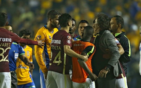 El momento de la discordia: La Volpe vs. Gignac (Imago).