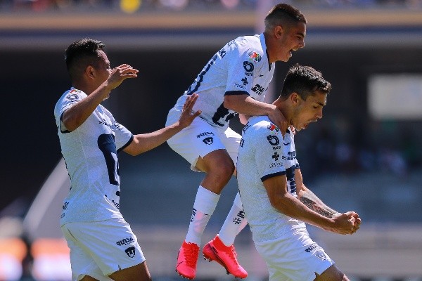 Todos abrazan a Juan Dinenno en el gol de Pumas (Getty).