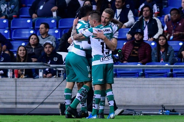 Todos abrazan al autor del gol: Julio Furch (Getty Images).